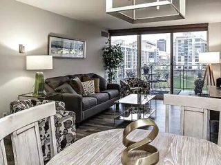 1 4 Stunning Condo With free parking 